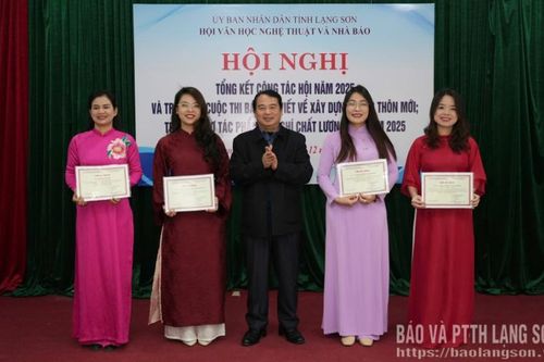 Hội Văn học nghệ thuật và Nhà báo tỉnh tổng kết năm 2025 và trao giải báo chí nông thôn mới