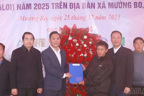 Bàn giao nhà tái định cư cho 11 hộ dân thôn Nậm Củm, xã Mường Bo