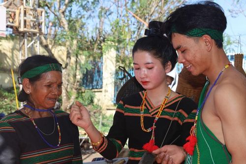 Người giữ tiếng chiêng giữa bon Bu Kóh