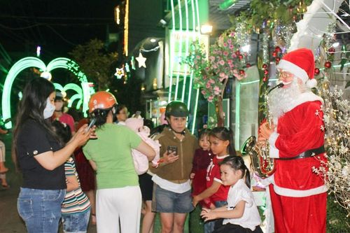 Noel chạm ngõ các xóm đạo