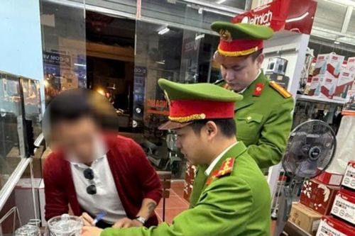 Hà Nội xử lý cơ sở kinh doanh pháo hoa trái phép tại xã Phù Đổng