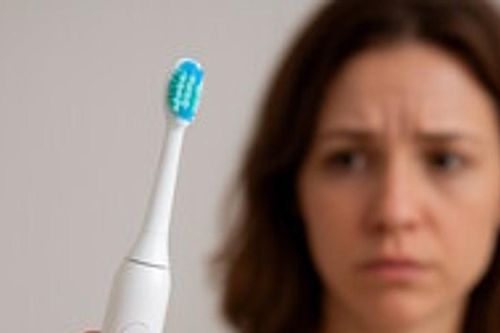 Mẹo sử dụng bàn chải điện bền bỉ: Lý do không nên dùng chung thân máy