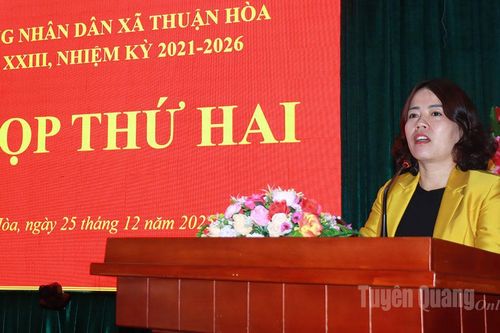 Đồng chí Trưởng đoàn ĐBQH chuyên trách tỉnh Lý Thị Lan dự kỳ họp thứ hai, HĐND xã Thuận Hòa