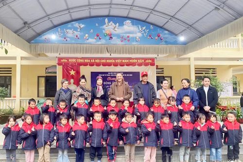 Các đoàn từ thiện trao quà, hỗ trợ học sinh vùng cao, vùng khó khăn