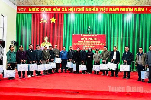 Xã Hồng Thái biểu dương, tôn vinh các điển hình tiên tiến và gặp mặt người có uy tín trong đồng bào dân tộc thiểu số