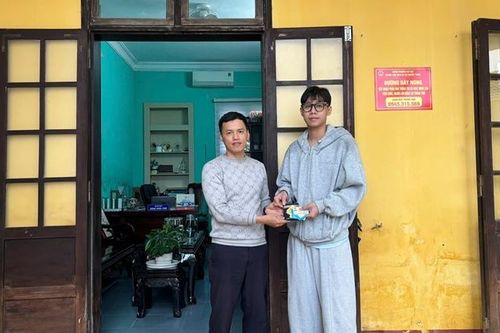 Trao trả tài sản bị đánh rơi cho sinh viên Trường Đại học Luật