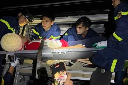 Tai nạn xe khách và xe tải trên cao tốc Cao Bồ - Mai Sơn, hai tài xế mắc kẹt trong cabin