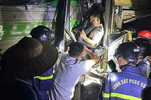 Bản tin TNGT 25/12: Giải cứu tài xế mắc kẹt sau tai nạn trên cao tốc Cao Bồ - Mai Sơn