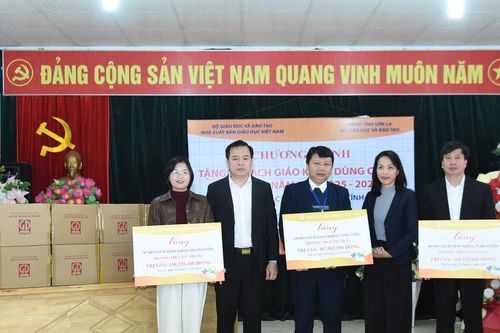 Nhà xuất bản Giáo dục Việt Nam trao tặng hơn 80.000 bản sách cho học sinh tỉnh Sơn La