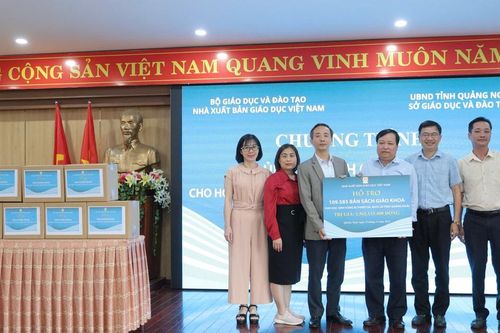 Nhà xuất bản Giáo dục Việt Nam trao tặng gần 110.000 bản sách giáo khoa cho học sinh vùng lũ tỉnh Quảng Ngãi