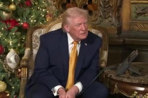 Tổng thống Trump: 'Không để Ông già Noel xấu xa xâm nhập nước Mỹ'