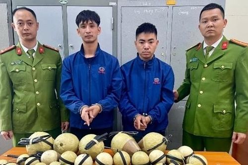 Ôm hai thùng 'hàng Tết', đứng hóng gió đêm ven đường