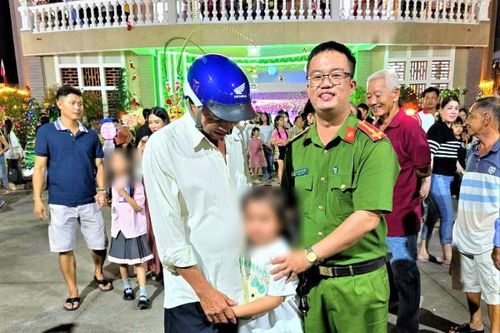 Công an phường giúp bé gái đi lạc trong đêm Giáng sinh về nhà an toàn