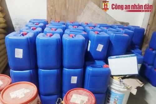 Phát hiện trên 11 tấn hóa chất công nghiệp không rõ nguồn gốc