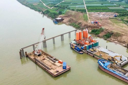 Thi công cầu Ngọc Hồi vượt sông Hồng