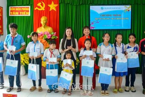 Hội LHPN Việt Nam thăm, tặng quà tại Đồn Biên phòng Tân Tiến