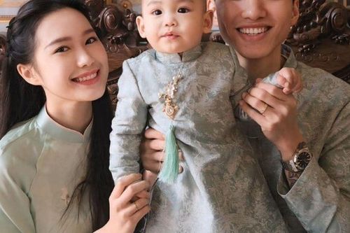 Sinh con với hot boy tuyển Việt Nam, gái xinh 10X về dáng đẹp mòn con mắt, thi đỗ thạc sĩ sau sinh