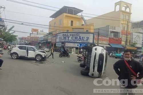 Ô tô húc nhau lật nhào tại giao lộ trong khu dân cư Việt Sing