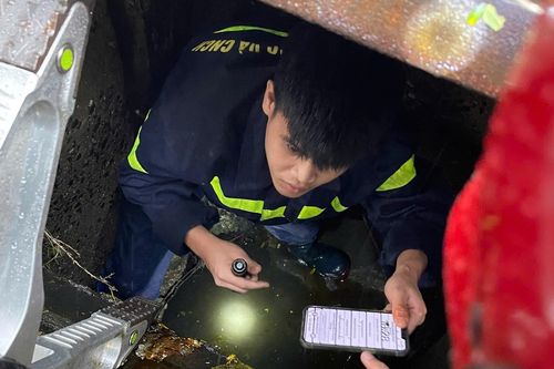 Công an Đà Nẵng giúp du khách vớt chiếc điện thoại rớt xuống cống nước sâu