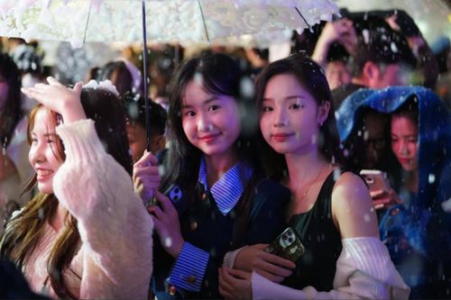 Giới trẻ trải nghiệm 'mưa tuyết' đêm Giáng sinh