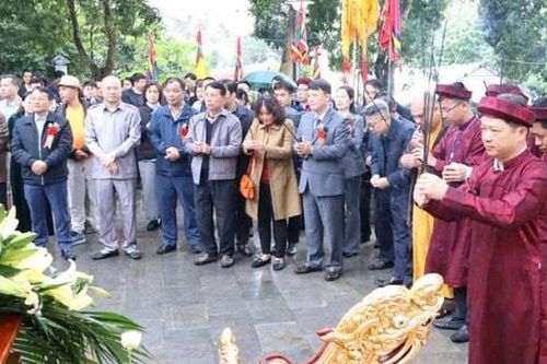 Dâng hương tưởng niệm ngày hóa Đức Thánh Tản Viên Sơn