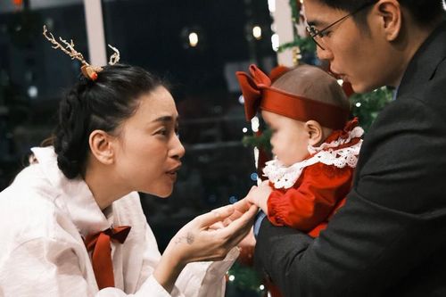 Con gái Ngô Thanh Vân gây chú ý trong tiệc mừng Giáng sinh đầu tiên