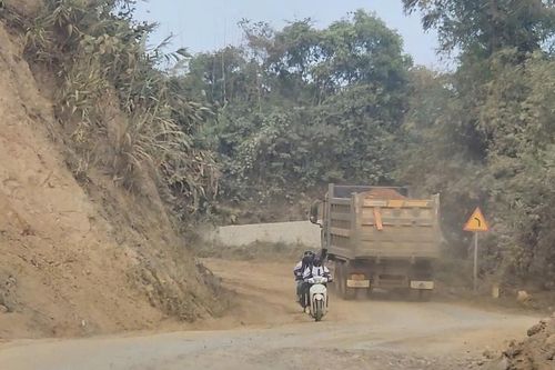 Thái Nguyên: Sau những bánh xe tải là khói bụi và nỗi lo của người dân sống cạnh đường 259