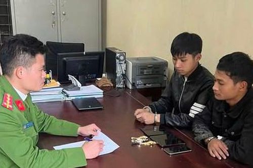 Chui qua lỗ thông gió vào cửa hàng, 2 thanh niên trộm 11 điện thoại và 5 đồng hồ