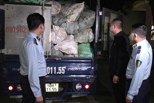 Xe tải chở hơn 3 tấn xương lợn bốc mùi bị chặn lại ở Ninh Bình