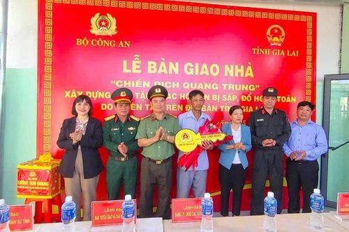 Gia Lai: Bàn giao 4 căn nhà trong 'Chiến dịch Quang Trung'