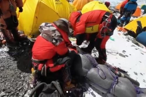 Cảnh giải cứu nhà leo núi trong 'vùng tử thần' của Everest