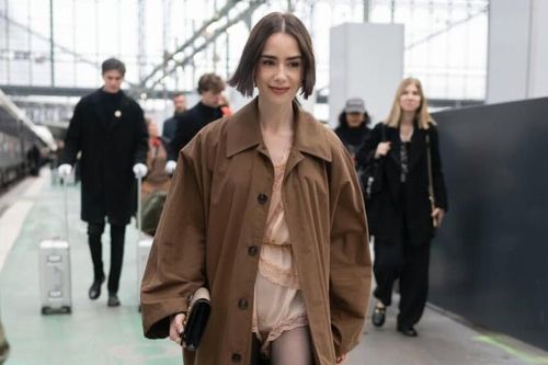 Mỹ nhân 'Emily In Paris' ra đường với đồ ngủ ren