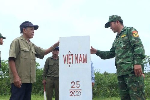 'Cột mốc sống' ở vùng biên viễn