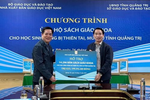 Nhà xuất bản Giáo dục Việt Nam trao tặng 14.296 bản sách giáo khoa cho học sinh vùng lũ tỉnh Quảng Trị