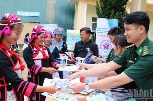 Bảo vệ trẻ em đi cùng nạn nhân mua bán người