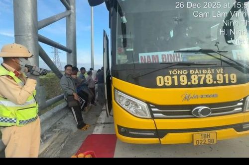 Xe khách trên cao tốc Cam Lâm-Vĩnh Hảo chở quá quy định 13 người