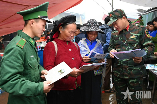 'Quầy hàng' pháp luật ở chợ phiên Pác Ngàm