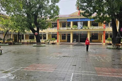 Huế: Nhiều học sinh tiểu học bị nôn ói sau bữa ăn bán trú