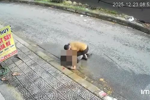 Chồng cầm dao đâm vợ nguy kịch vì mâu thuẫn trên đường