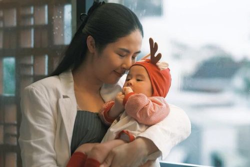 Ngọc Hân khoe dáng gọn sau sinh khi đưa con trai du lịch Hội An