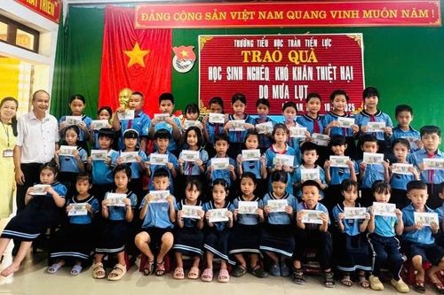 Nhận quà cũng cần được… dạy