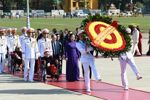 Đoàn đại biểu dự Đại hội Thi đua yêu nước toàn quốc lần thứ XI vào Lăng viếng Chủ tịch Hồ Chí Minh
