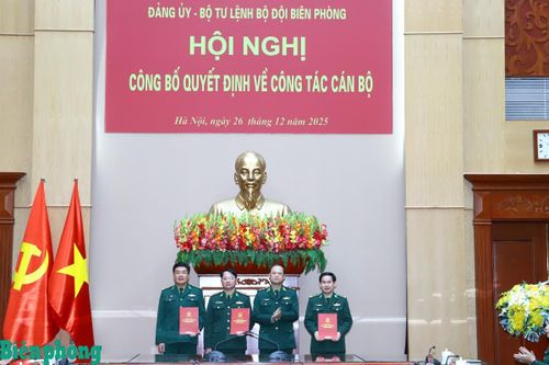 Đảng ủy, Bộ Tư lệnh Bộ đội Biên phòng công bố, trao quyết định về công tác cán bộ