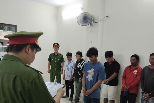 Khởi tố nhóm đối tượng trong vụ đào xác heo nhiễm dịch đưa ra thị trường tiêu thụ