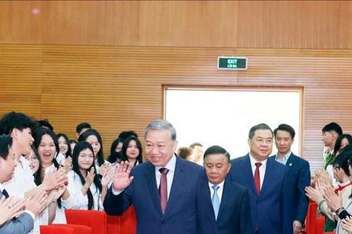 Khai mạc triển lãm 'Đảng Cộng sản Việt Nam - Từ Đại hội đến Đại hội'