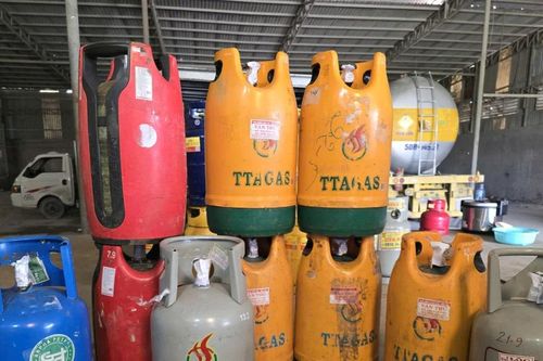Phá đường dây sản xuất, tiêu thụ gas giả quy mô lớn tại TP.HCM