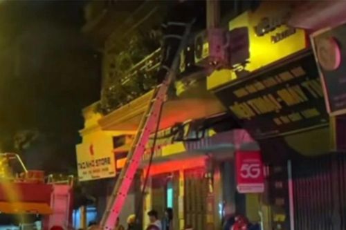 Cảnh sát phá cửa, giúp người dân thoát nạn trong vụ cháy nhà lúc rạng sáng