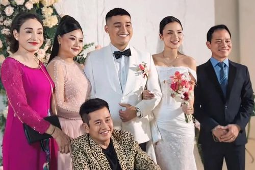 Nghệ sĩ Tấn Beo ngồi xe lăn, bật khóc trong đám cưới con trai