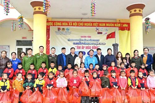 Tiếp sức học sinh vùng cao Tuyên Quang trong mùa đông giá rét