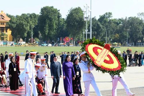 Đại biểu Đại hội Thi đua yêu nước toàn quốc vào lăng viếng Bác